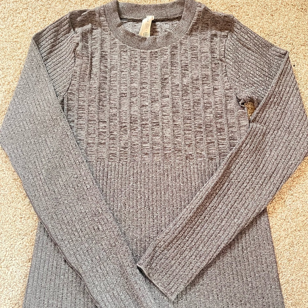 Gray Ribbed Athleta Top - medium